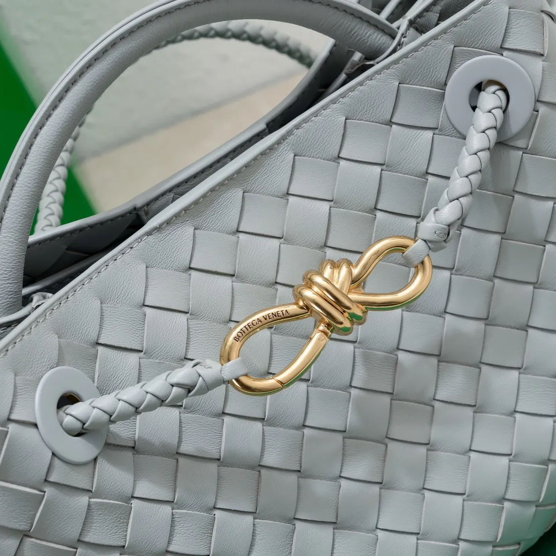 Batch 1860 B's 2023 spring and summer new model continues the brand's woven style with detailed metal knot switch buckles. This time, the shoulder straps are also made into tube weaves, showing different craftsmanship. The carrying method is versatile to create more different looks. Intrecciato woven leather small handbag, equipped with sliding crossbody strap. Internal compartments, including 1 zipper pocket and 2 open pockets with magnetic buckle closure. Size: 25*20*10cm, model: 7463#